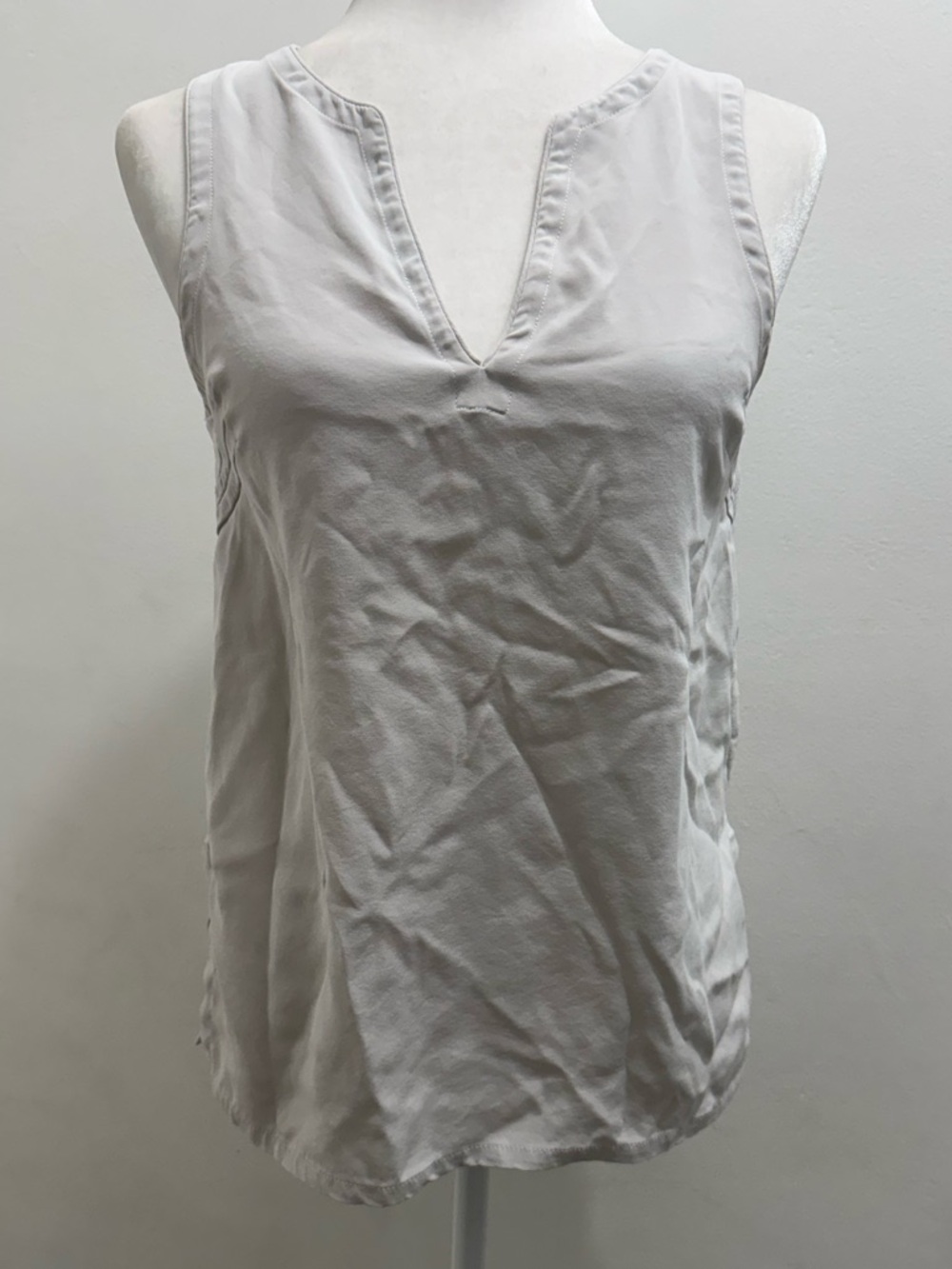 Et Eais 100% Silk Women's Sleeveless V-Neck Camisole Light Gray Size Small EUC